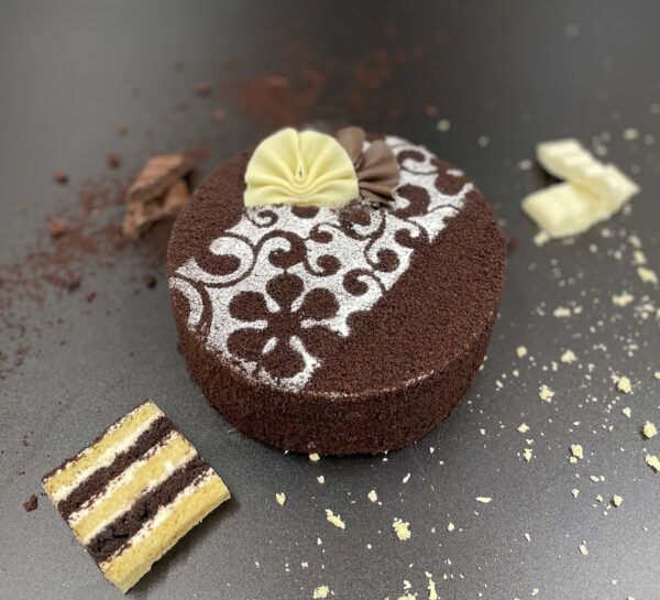 Black/White – Chocolate/vanilla sponge with sour cream frosting